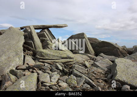 Die berühmten Freischwinger-Stein auf dem Gipfel des Glyder Fach, ein Berg in Snowdonia, Nordwales Stockfoto