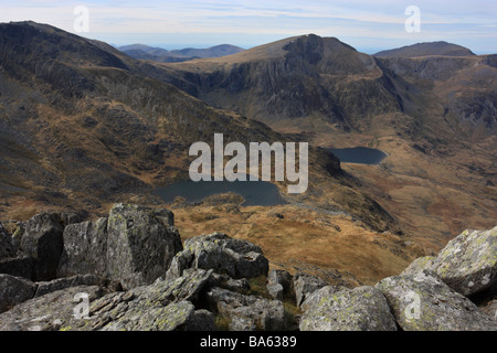 Die Gipfel der Glyder Fawr und Y Garn, betrachtet über Cwm Bochlwyd und Cwm Idwal vom Gipfel des Tryfan, Snowdonia, Nordwales Stockfoto