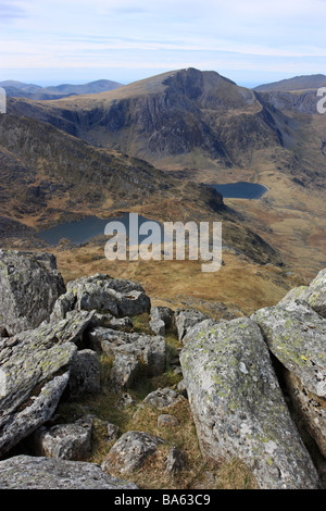 Der Berg Y Garn, betrachtet über Cwm Bochlwyd und Cwm Idwal vom Gipfel des Tryfan, Snowdonia, Nordwales Stockfoto