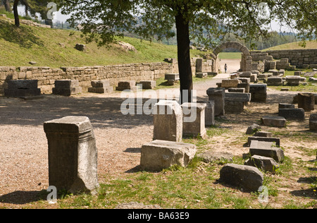 Antike Statue Basen Linie der Weg zum Stadion und den gewölbten Eingang Weg im antiken Olympia Peloponnes Griechenland Stockfoto