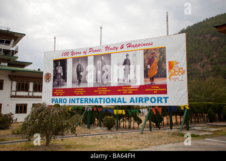 Internationalen Flughafen Paro Bhutan. Süd-Asien. Trachtenmode Anzeige Terminal Gebäude horizontale 90589 Bhutan-Paro-Flughafen Stockfoto