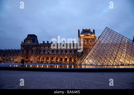 Louvre-Museum und in der Nacht Paris Louvre-Pyramide Stockfoto