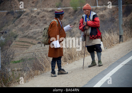 2 Männer gehen auf der Straße in Bhutan Tracht, Thimphu Bhutan in Südasien. 90649 Bhutan Stockfoto