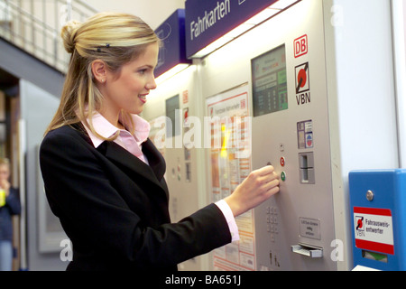 Railway Station Frau Ticket-Automaten Maschine Seite-Porträt 20-30 Jahre 30-40 Jahre Automaten vor Bahnhof Stockfoto