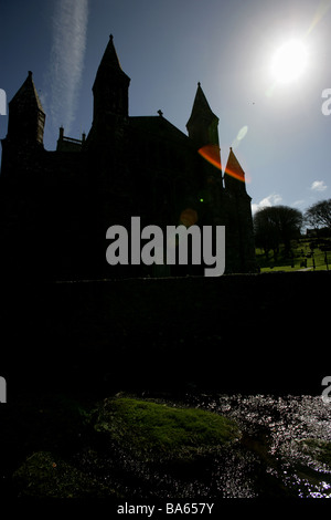 Stadt von Str. Davids, Wales. Westfassade Silhouette Blick auf das 12. Jahrhundert Str. Davids Kathedrale. Stockfoto