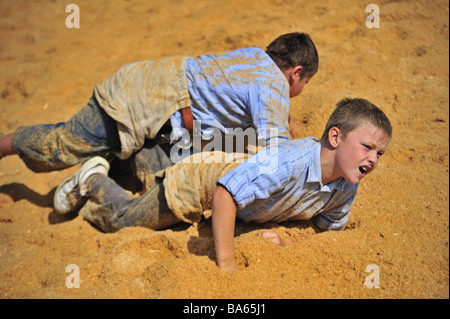 Zwei Schweizer Jugendliche engagiert in einem Anfall von Schwingfest (auch genannt "Lutte" oder "Schwingen") Stockfoto