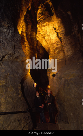 Touristen in der Wasserfall-Höhle in blaue John Höhle in Castleton, Derbyshire Stockfoto