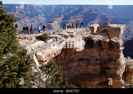 Touristen am Mather point am frühen Morgen ein beliebter Aussichtspunkt über den Grand Canyon South Rim National park, Arizona usa Stockfoto