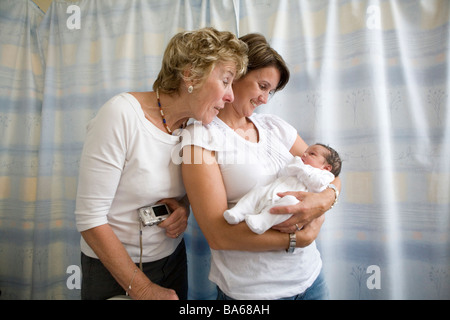 Eine Mutter und Großmutter sucht ein neugeborenes baby Stockfoto