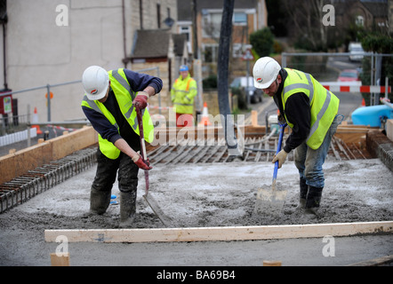 ARBEITER, DIE NIVELLIERUNG MIT ÖL MÜHLEN BRÜCKE IN DER NÄHE VON STONEHOUSE ALS TEIL DER WIEDERHERSTELLUNG AUF STROUDWATER NAVIGA FUNKTIONIERT KONKRETE GEPUMPT Stockfoto