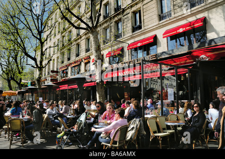 Paris Cafe, Frankreich, Street Scene, Crowd People Sharing Drinks, draußen überfüllt Bürgersteig Terrasse 'La Bastille' Pariser Straßencafé-Szene Stockfoto