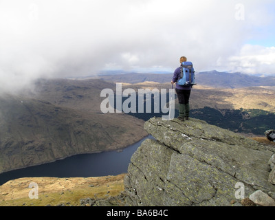 Weibliche Walker und der Blick über Loch Sloy vom Gipfel des Ben Vorlich Schottland Stockfoto