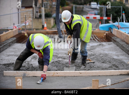 ARBEITER, DIE NIVELLIERUNG MIT ÖL MÜHLEN BRÜCKE IN DER NÄHE VON STONEHOUSE ALS TEIL DER WIEDERHERSTELLUNG AUF STROUDWATER NAVIGA FUNKTIONIERT KONKRETE GEPUMPT Stockfoto