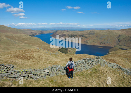 Frau Walker, genießen den Blick auf Haweswater von Eagle Crag, Nationalpark Lake District, Cumbria, England UK Stockfoto