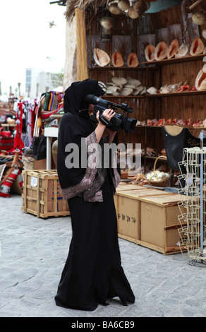 Eine junge katarischen Muslimin machen ein Video im Souq Waqif Doha Stockfoto
