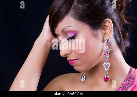 Junge asiatische Frau Augen geschlossen Stockfoto