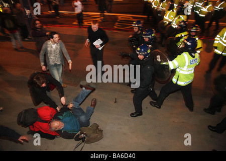 Polizei ist mit Nachdruck Dispergieren, Menschen bei der G20-Demonstration im Zentrum von London mit kurzen Schilde zu klopfen und drücken Sie die Menschen Stockfoto