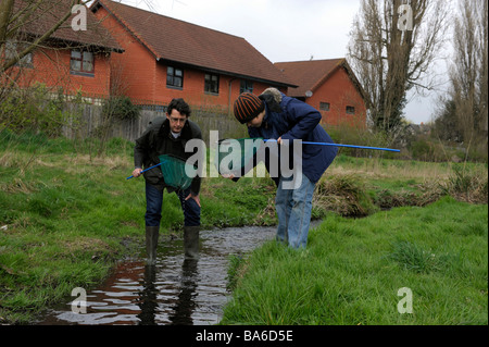 Vater und Sohn Angeln im Fluss mit Netzen Stockfoto