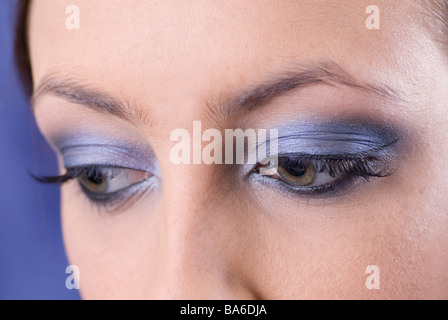Nahaufnahme der Augen einer jungen Frau mit blauen Lidschatten Make-up Stockfoto