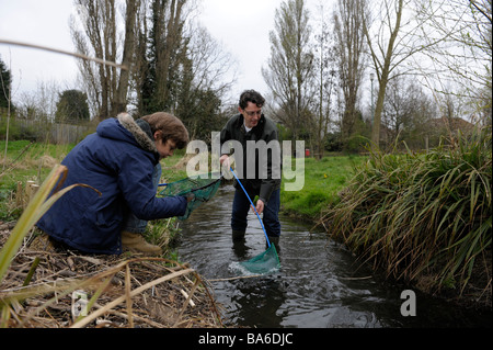 Vater und Sohn Angeln im Fluss mit Netzen Stockfoto