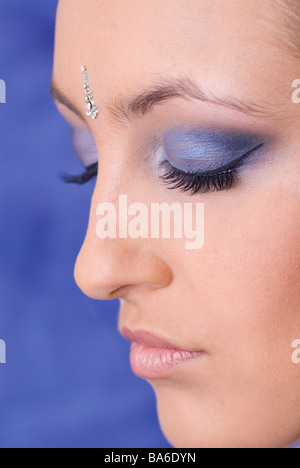 Schöne junge Frau mit blauen Lidschatten Stockfoto