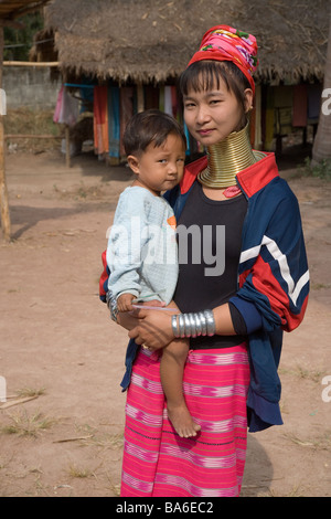 Lange necked Frauen und Kleinkinder aus Karen Tribe-Thailand Stockfoto