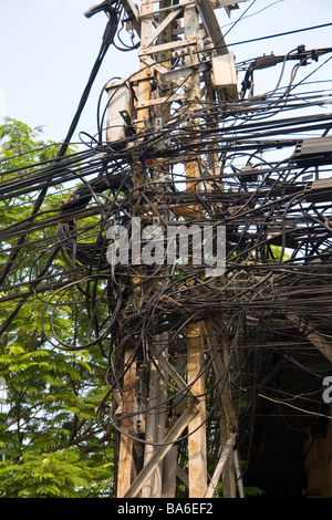 Ein Gewirr von Telefonleitungen auf ein Strommast in Ho-Chi-Minh-Stadt-Vietnam Stockfoto