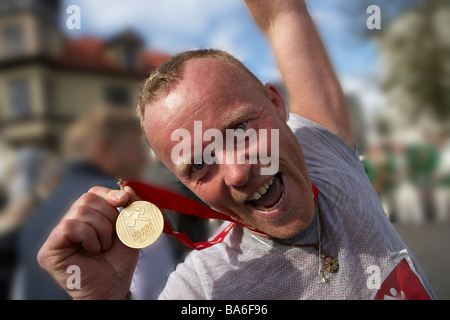 Marathon-Sieger zeigt Medaille, Reykjavik, Island Stockfoto