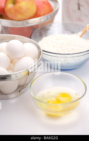 Eiern Äpfel Teig und Eigelb in eine Schüssel Stockfoto