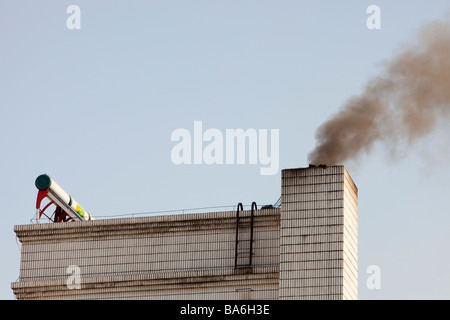 Solarstrom und Emissionen auf einem Dach in der Provinz Heilongjiang in Nordchina Stockfoto