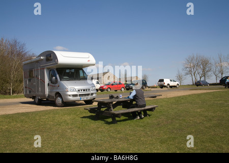 Northumberland England UK März A motor Vorzelt die Nutzung der Einrichtungen auf einmal gebraut National Park Visitor Centre Stockfoto