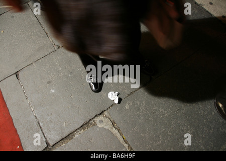 eine Person, die zu Fuß auf Straßenpflaster Stadt bei Nacht Stockfoto