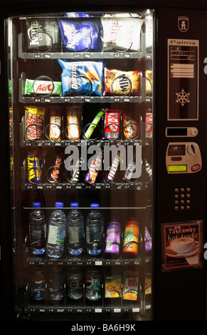 Automaten verkaufte Süßigkeiten und andere Snacks. Stockfoto