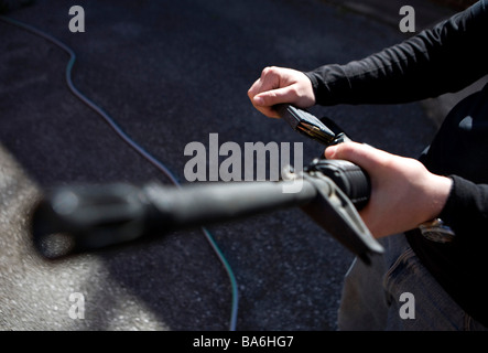 12. April 2009 zeigt Friedrich Maryland A Maryland Waffenbesitzer laden ein AR-15-Sturmgewehr Stockfoto