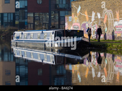 Digitale Fotokamera. Ein Hausboot, Passanten, Graffiti und Reflexion, River Lee, London. Stockfoto