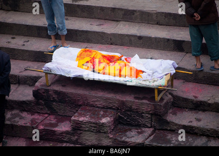 Menschlichen Körpers bereit, auf Einäscherung Ghats, Bagmati Flussufer bei Pashupatinath Nepal Asien verbrannt werden. Horizontale 90514 Nepal Stockfoto