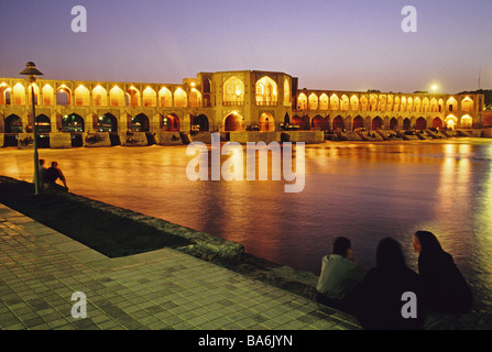 Isfahan 17. Jahrhundert Khaju-Brücke über den Sajandeh River ein geselliges Beisammensein legen Sie abends im Roman Arch Architektur gebaut Stockfoto