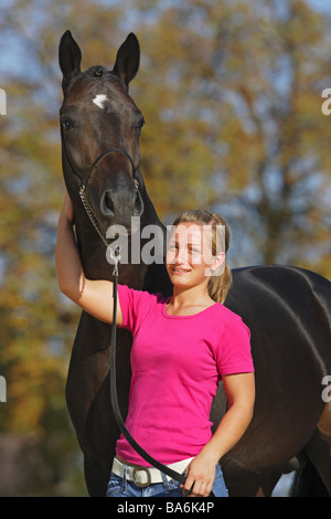 junge Frau und österreichische Warmblut Pferd Stockfoto