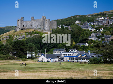 Royal St Davids Golf Club, 18. Grün mit Clubhaus und Harlech Castle im Hintergrund, Harlech, Wales, UK Stockfoto