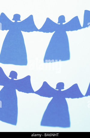 Garland Silhouette Engel blau Serie Papier-Girlande Papierkette Figuren Weihnachtsengel verbunden Symbol gemeinschaftliche Solidarität Stockfoto