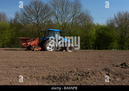 Pflanzen von Kartoffeln mit einem New Holland TS90 4WD Traktor UK Stockfoto