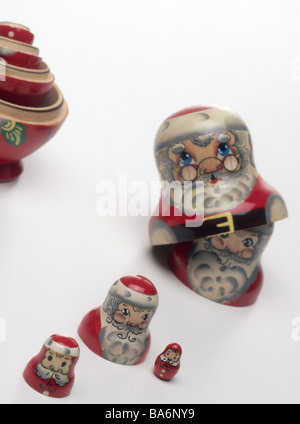 Nikolaus-Matroschkas eröffnet angebrochene Holz-Figuren in anderen Größen anders Größenunterschied Farben Matroschkas Santa Stockfoto