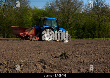 Pflanzen von Kartoffeln mit einem New Holland TS90 4WD Traktor UK Stockfoto