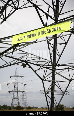 Klima-Aktivisten skalieren ein Strommast bei Kingsnorth, Kent.  Der Pylon trägt hohen Spannung aus der Kohle betriebene Anlage. Stockfoto