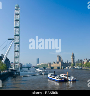 Schiffe auf der Themse in der Nähe von British Airways London Eye in London England UK Stockfoto