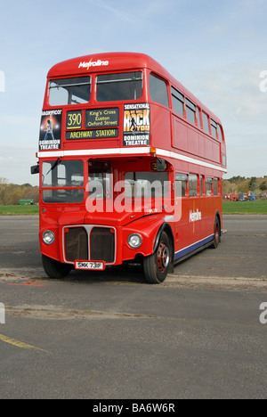 Drei Viertel Vorderansicht des SMK 731F ein 1967 Metroline Routemaster RML 2731 bei der Cobham Bus Museum jährlich Frühjahr Bus Coach Stockfoto