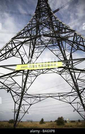 Klima-Aktivisten skalieren ein Strommast bei Kingsnorth, Kent.  Der Pylon trägt hohen Spannung aus der Kohle betriebene Anlage. Stockfoto