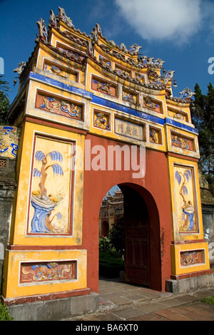 Gewölbte Tore innerhalb der kaiserlichen Zitadelle von Hue, Vietnam Stockfoto