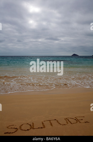 Einsamkeit in Punta Cormoran, Insel Floreana, Galapagos, Ecuador im September - Wort Einsamkeit in der Sandstrand Konzept geschrieben Stockfoto