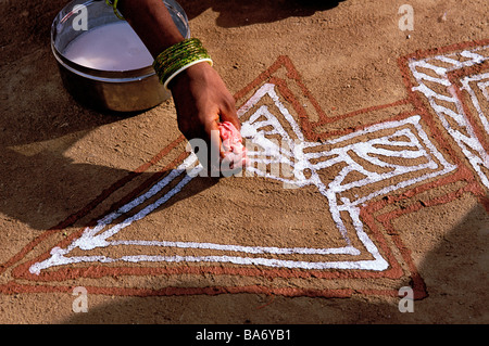 Indien, Rajasthan State Tonk Bereich, Frau machen Malerei auf dem Boden (Mandana) Stockfoto